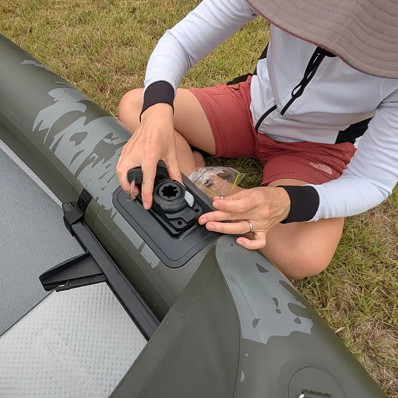 Jaspara Quest Angler Kayak Screwing the Mount